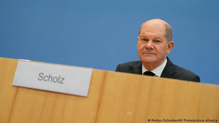 Будущий канцлер ФРГ Олаф Шольц на пресс-конференции в Берлине 7 декабря