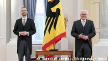 Faruk Ajeti, Botschafter der Republik Kosovo in Berlin, mit dem deutschen Bundespräsidenten Frank-Walter Steinmeier. Das Bild entstand im Rahmen seiner Akkreditierung als Botschafter, am 06.12.2021 im Schloss Bellevue. 