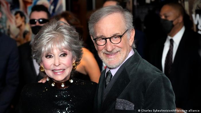 Rita Moreno (links) und Steven Spielberg (rechts)