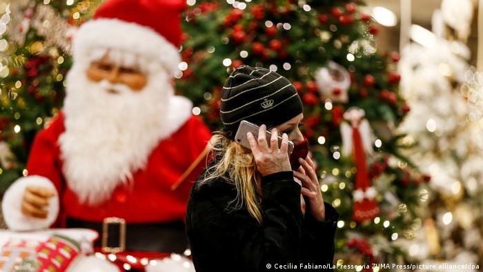 Telefonieren mit dem Handy in der Weihnachtszeit