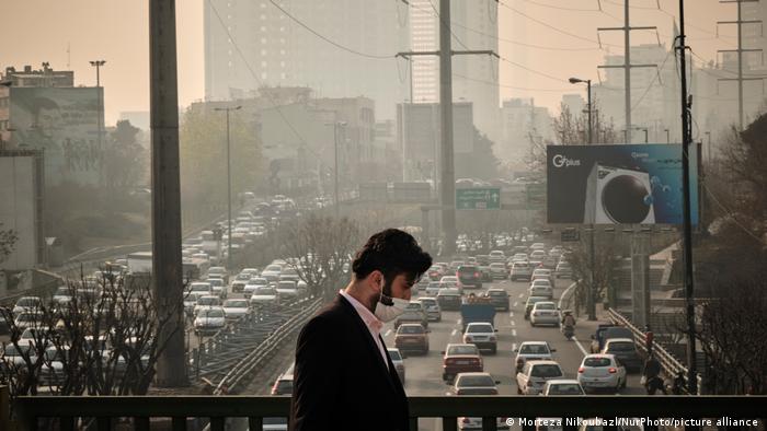 Iran ILuftverschmutzung in Teheran steigt inmitten der COVID-19