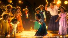 ENCANTO, LA FANTASTIQUE FAMILLE MADRIGAL ENCANTO 2021 de Jared Bush, Byron Howard et Charise Castro Smith COLLECTION CHRISTOPHEL Walt Disney Pictures - Walt Disney Animation Studios dessin anime animation cartoon PUBLICATIONxINxGERxSUIxAUTxONLY ENCANTO, LA FANTASTIQUE FAMILLE MADRIGAL 2021 26 NUR REDAKTIONELLE NUTZUNG & REDAKTIONELLE BUCHCOVER NUR IM KONTEXT DER FILMBERICHTERSTATTUNG 