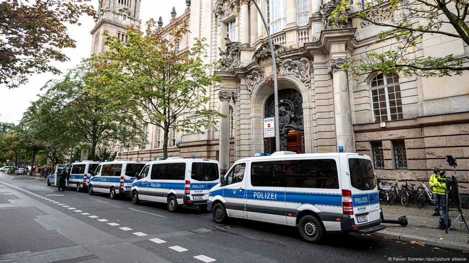 Policijsko obezbeđenje ispred zgrade suda u Berlinu za vreme suđenja Krasikovu