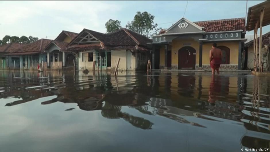 Indonesia: Java's sinking northern coast – DW – 12/07/2021