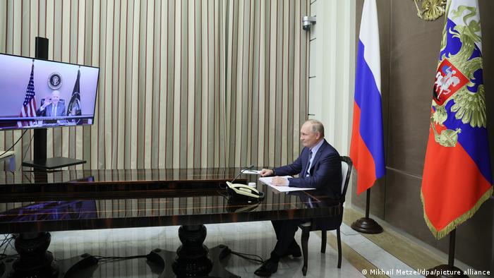 الرئيس الروسي بوتين خلال لقاء بالفيديو مع الرئيس الأمريكي بايدن