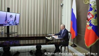 Владимир Путин во время видеосаммита с Джо Байденом 7 декабря 2021 года