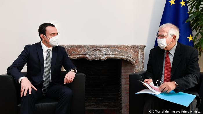 Премьер-министр Косово Альбин Курти (слева) и глава европейской дипломатии Жозеп Боррель в Брюсселе