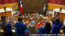 Mitglieder einer NGO feiern im Senat die Entscheidung für die gleichgeschlechtliche Ehe. Nach jahrelangem Ringen hat Chile Eheschließungen von Menschen des gleichen Geschlechts erlaubt. +++ dpa-Bildfunk +++