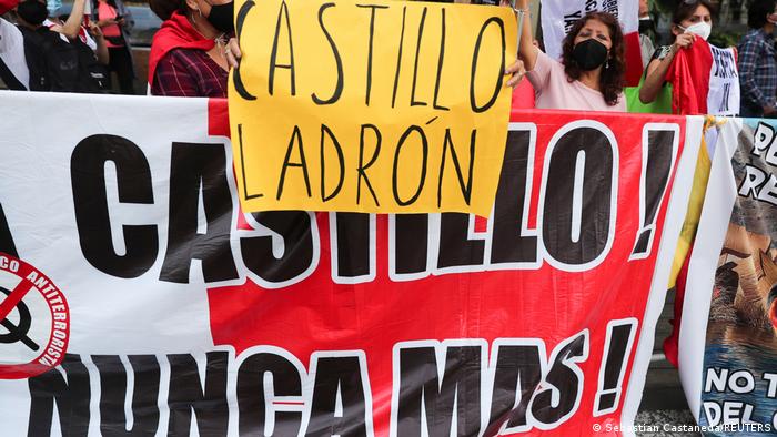 Foto de una pancarta que dice Castillo ladrón mostrada durante una protesta cerca del Congreso de Perú.