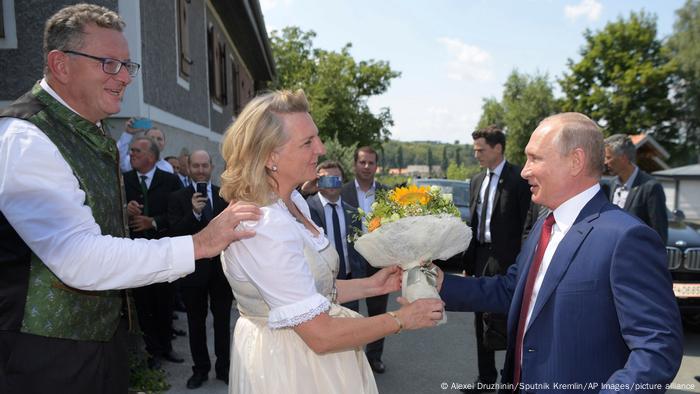 Володимир Путін дарує Карін Кнайсcль квіти на її весіллі