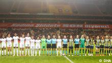 Fußballspiel der Frauenmannschaften von Fenerbahçe und Galatasaray. Die beiden großen Sportklubs gründeten in diesem Jahr Frauenfußballabteilungen und die Mannschaften traten zum ersten Spiel überhaupt am 07.12.2021. Das Spiel fand unter dem Motto, „Nein zur Gewalt gegen Frauen“ statt. Am Ende gewann Fenerbahçe auswärts bei Galatasaray mit 7-0.
