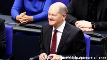 08.12.2021+++ Olaf Scholz (SPD) freut sich nach seiner Wahl zum Bundeskanzler. Im Bundestag findet die Wahl und Vereidigung von Scholz zum Bundeskanzler und die Vereidigung der Bundesministerinnen und -minister der neuen rot-grün-gelben Bundesregierung statt. Scholz führt damit die erste Ampelkoalition aus SPD, Grünen und FDP auf Bundesebene an.