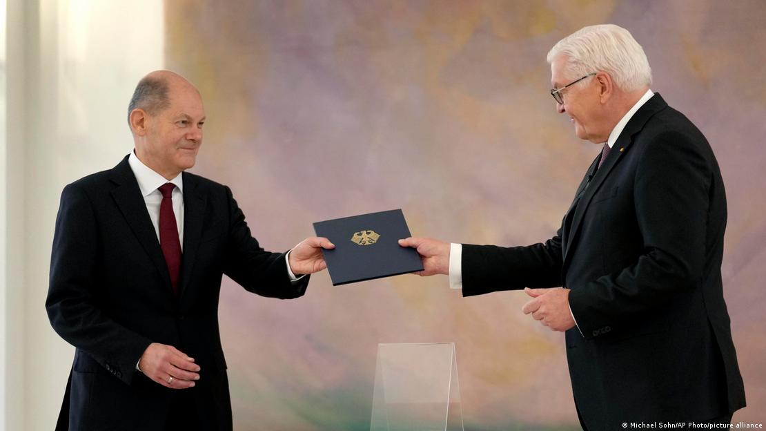 Presidente alemão Frank-Walter Steinmeier (dir.) entrega certidão de nomeação para o cargo de chanceler federal a Olaf Scholz