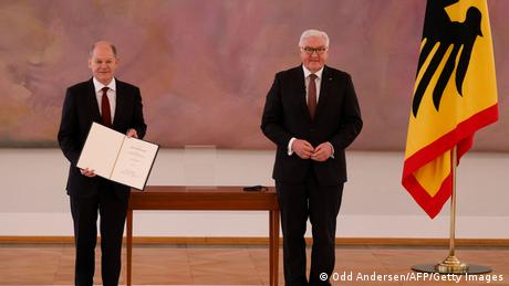 Başbakan Olaf Scholz (solda), Cumhurbaşkanı Frank-Walter Steinmeier'den mazbatasını aldı