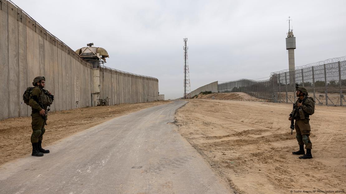 Dois soldados na zona da cerca separando Gaza de território israelense