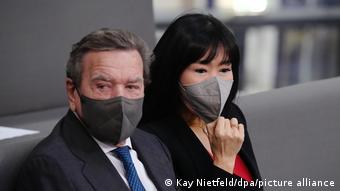 Герхард Шрёдер с женой Ким Со Ён на трибуне для почетных гостей