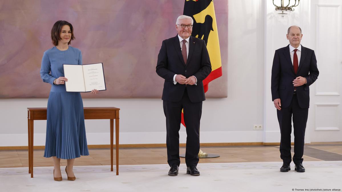 Deutschland | Schloss Bellevue - Ernennungsurkunde Annalena Baerbock 