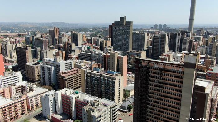 Stadtansicht von Johannesburg: zahlreiche graue Hochhäuser und Wohnblocks