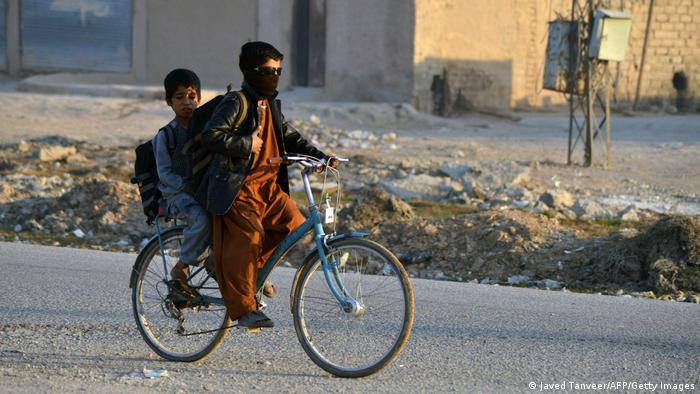 دو کودک افغان در حومه شهر قندهار با بایسکل به سوی مکتب می روند. براساس آمار صندوق حمایت از کودکان در سازمان ملل متحد، پس از به قدرت رسیدن مجدد طالبان در افغانستان، بیش از چهار میلیون کودک در افغانستان از آموزش محروم گردیده اند. بیش از نیمی از این کودکان را دختران تشکیل می دهند. 
