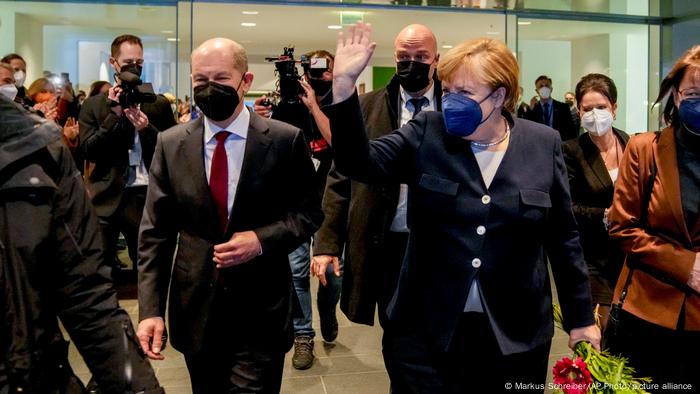 Angela Merkel hat nach 16 Jahren das Bundeskanzleramt verlassen. Neben ihr der neue Bundeskanzler Olaf Scholz Angela Merkel hat nach 16 Jahren das Bundeskanzleramt verlassen. Neben ihr der neue Bundeskanzler Olaf Scholz