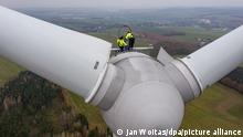 Zwei Techniker der Sabowind GmbH warten eine Windkraftanlage vom Typ Enercon E92. Am selben Tag wurde die Kampagne «Energieland Sachsen. Gemeinsam erneuern.» vorgestellt. Die Kampagne soll anhand konkreter Beispiele aufzeigen, warum die sächsische Wirtschaft grünen Strom braucht und wie sächsische Unternehmen und Bürger von der Energiewende profitieren können. (Luftaufnahme mit Drohne)