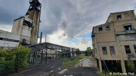 Blick auf das abbruchreife Kohlebergwerk Hirska in der Stadt Hirnyk in der Region Luhansk