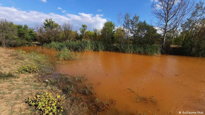 Оранжевая вода в реке Камышеваха.