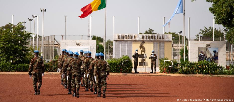 Des casques bleus en rang devant le siège de la Minusma à Bamako lors d'une cérémonie en mémoire de soldats tués au combat