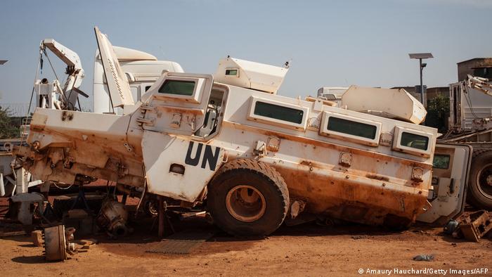 Zerstörtes UN-Militärfahrzeug, ohne Achsen und Räder 