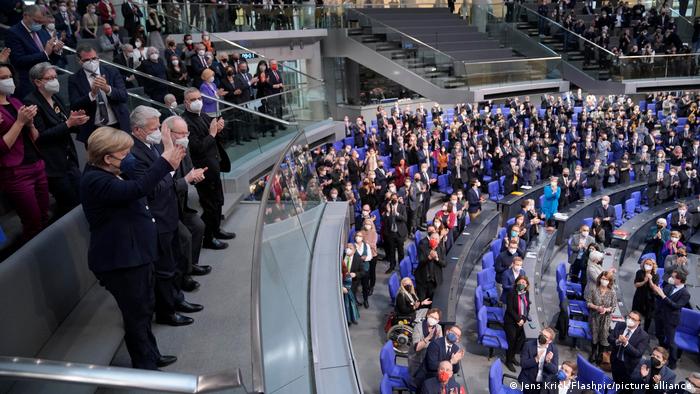 Members of the Bundestag clap for Angela Merkel