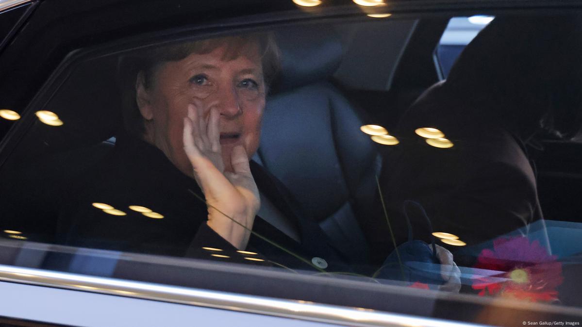 Merkel Bids Farewell After 16 Years In Office – DW – 12/08/2021