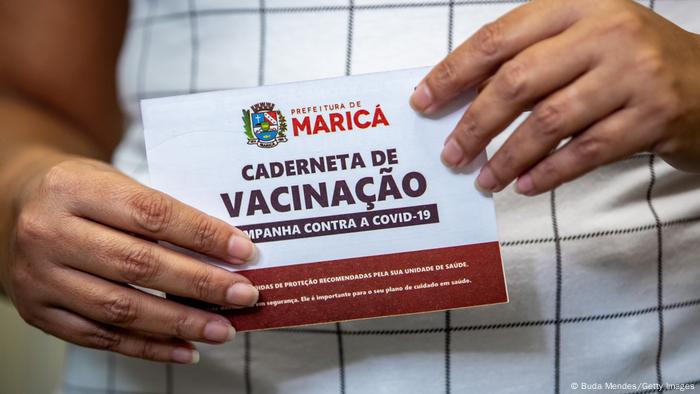 Brasil, con una de las tasas de muerte por coronavirus más altas del mundo, ha reaccionado: alrededor del 82 por ciento de la población ha sido vacunada ya dos veces.