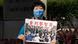 Foto de una persona que sostiene un rótulo en chino que dice "fuerte condena contra Jimmy Lai", el periodista encarcelado en China. Foto de una persona que sostiene un rótulo en chino que dice "fuerte condena contra Jimmy Lai", el periodista encarcelado en China.