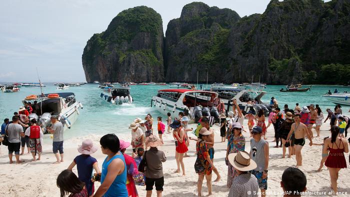 Огромните човешки потоци нанесоха непоправими щети на чувствителната екология в региона. Растежът на коралите например намаля с над 60%, казва местният експерт Тон Тамронгнавасават. По негова препоръка властите в Тайланд решиха през 2018 година да затворят част от залива за туристически посещения.