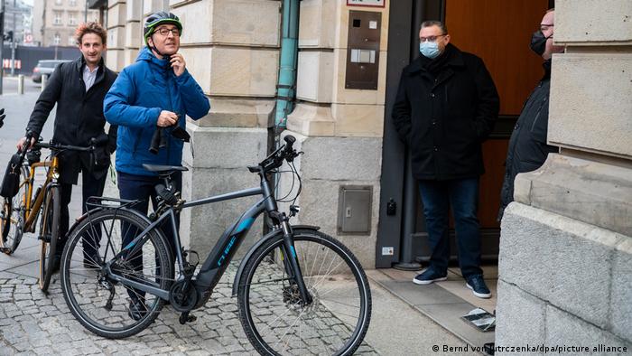 Deutschland Berlin | Amtsübergabe im Landwirtschaftsministerium | Cem Özdemir mit Fahrrad