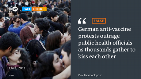 Хиляди антиваксъри се целуват демонстративно по време на протест в