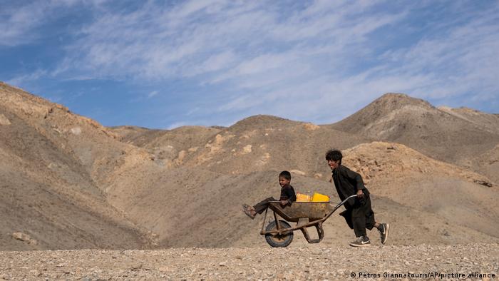 En Junge mit seinem kleinen Bruder außerhalb des Dorfes Kamar Kalagh in der Provinz Herat 