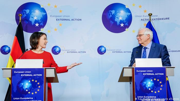 De buen humor: la ministra de Asuntos Exteriores de Alemania, Annalena Baerbock, y el Comisario de Asuntos Exteriores de la UE, Josep Borrell, en Bruselas.
