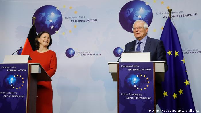 Annalena Baerbock y el jefe de la diplomacia de la UE, Josep Borrell.