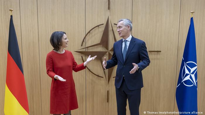 Глава МИД ФРГ Анналена Бербок и генсек НАТО Йенс Столтенберг в Брюсселе