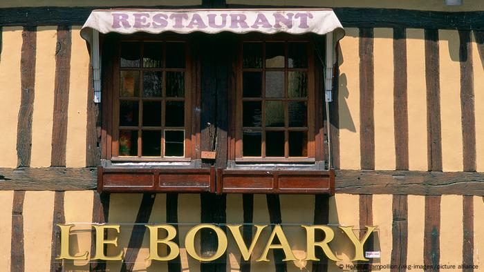 Ein altes Fachwerkhaus beherbergt ein Restaurant mit dem großen gelben Schriftzug La Bovary
