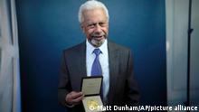 06.12.2021
Abdulrazak Gurnah, Schriftsteller aus Tansania, hält die Medaille des Nobelpreises für Literatur 2021 nach einer Zeremonie in der schwedischen Botschaft. Der tansanische Schriftsteller Gurnah wurde am 7. Oktober als Literaturnobelpreisträger bekannt gegeben. +++ dpa-Bildfunk +++