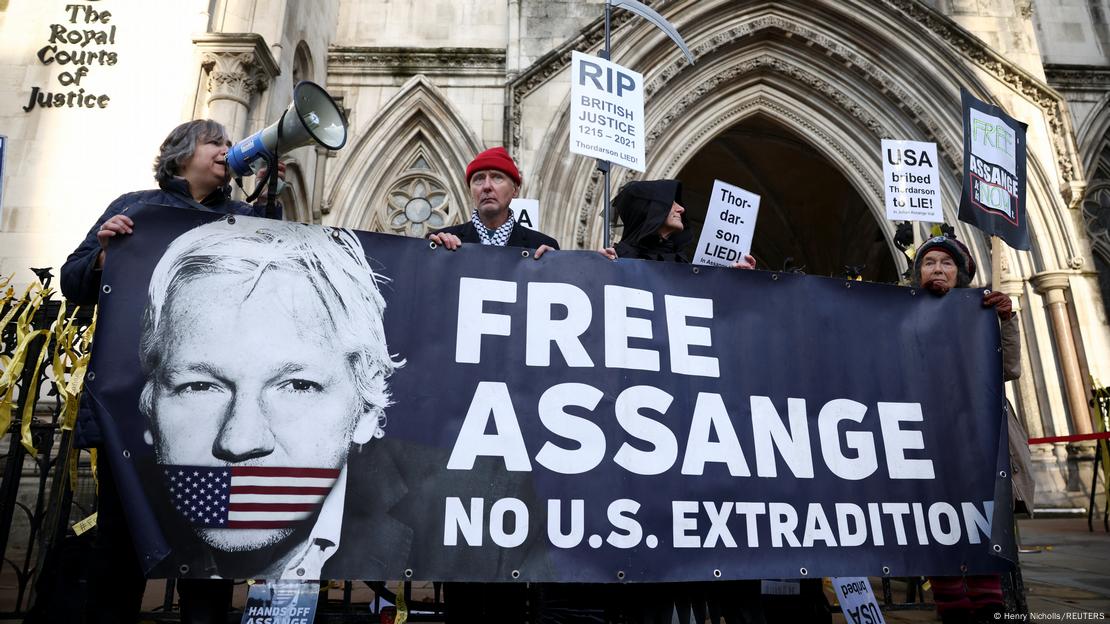 Assange için özgürlük isteyen bir grup gösteri yaptı