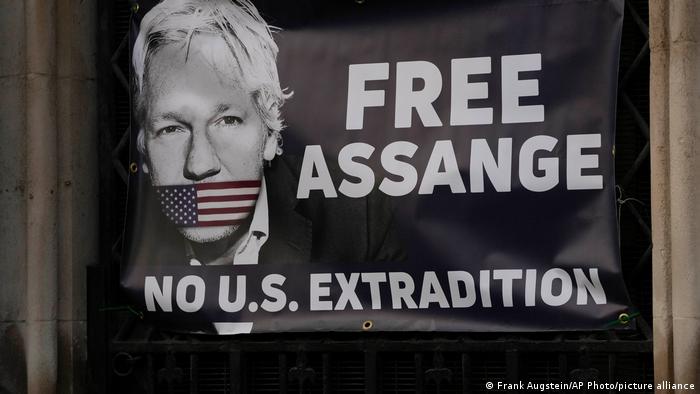 Transparent mit dem Porträt von Julian Assange, dessen Mund mit einer US-Flagge geknebelt ist, und der Aufschrift: Free Assange - No U.S. Extradition (Freiheit für Assange - Keine Auslieferung an die USA)