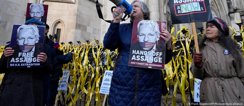 Manifestantes protestam pela liberdade de Assange diante de tribunal em Londres