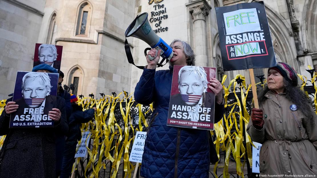 Protesta para Gjykatës britanike, parulla ku kërkohet lirimi i Assange