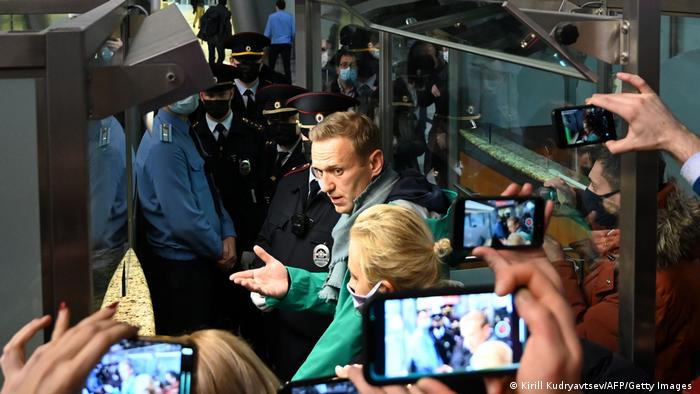 Алексей Навальный в аэропорту во время задержания 