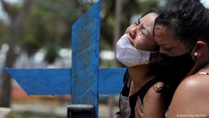 El año 2021 fue el peor de la pandemia, con 423.349 óbitos. En 2022, con la vacunación ya en estado avanzado, bajó a 74.779, mientras que en lo que va de 2023 se han reportado 6.386 fallecidos. (Archivo: 17.01.2021)