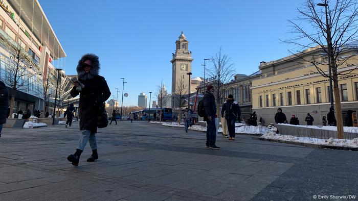 Люди у Киевского вокзала в Москве (Эмили Шервин / DW)