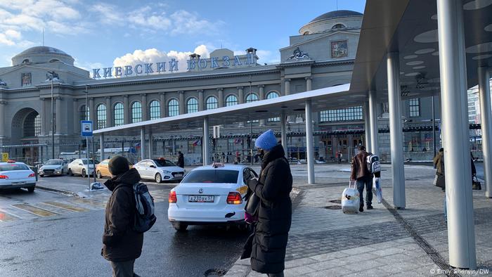 Passanten vor der Metrostation Kievskaya in Moskau 